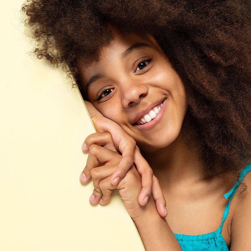 Pessoa com cabelo cacheado e azul