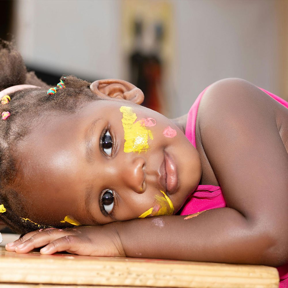 Pessoa com cabelo cacheado e azul